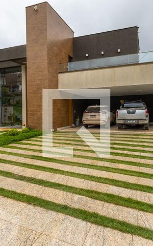 Casa de condomínio à venda com 800m², 5 quartos e 6 vagas Casa de condomínio à venda com 800m², 5 quartos e 6 vagasFachada