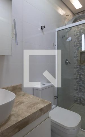 Casa de condomínio à venda com 800m², 5 quartos e 6 vagas Casa de condomínio à venda com 800m², 5 quartos e 6 vagasBanheiro do Quarto de Hospedes