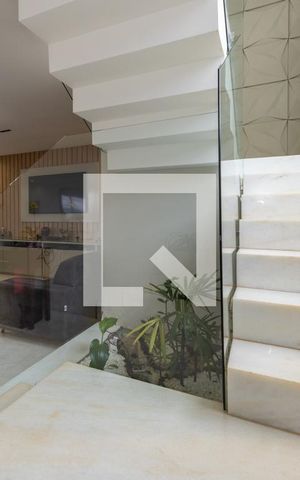 Casa de condomínio à venda com 800m², 5 quartos e 6 vagas Casa de condomínio à venda com 800m², 5 quartos e 6 vagasSala de TV