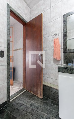 Casa à venda com 284m², 6 quartos e 6 vagas Casa à venda com 284m², 6 quartos e 6 vagasBanheiro Social