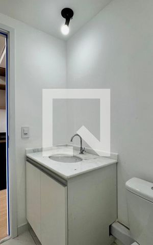 Studio para alugar com 28m², 0 quarto e sem vaga Studio para alugar com 28m², 0 quarto e sem vagaBanheiro