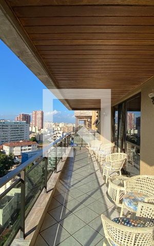 Apartamento à venda com 288m², 4 quartos e 2 vagas Apartamento à venda com 288m², 4 quartos e 2 vagasVaranda da Sala