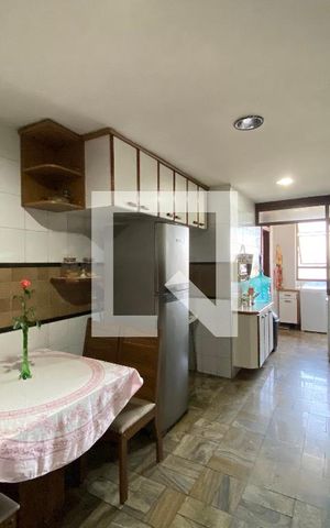 Apartamento à venda com 288m², 4 quartos e 2 vagas Apartamento à venda com 288m², 4 quartos e 2 vagasCozinha e Área de Serviço