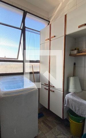 Apartamento à venda com 288m², 4 quartos e 2 vagas Apartamento à venda com 288m², 4 quartos e 2 vagasCozinha e Área de Serviço