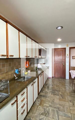 Apartamento à venda com 288m², 4 quartos e 2 vagas Apartamento à venda com 288m², 4 quartos e 2 vagasCozinha e Área de Serviço