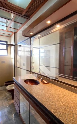 Apartamento à venda com 288m², 4 quartos e 2 vagas Apartamento à venda com 288m², 4 quartos e 2 vagasBanheiro e Closet do quarto 4