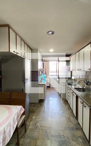 Apartamento à venda com 288m², 4 quartos e 2 vagas Apartamento à venda com 288m², 4 quartos e 2 vagasCozinha e Área de Serviço
