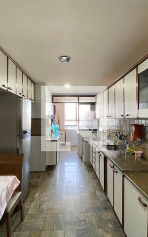 Apartamento à venda com 288m², 4 quartos e 2 vagas Apartamento à venda com 288m², 4 quartos e 2 vagasCozinha e Área de Serviço