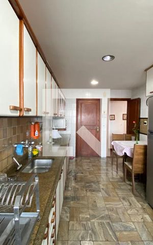Apartamento à venda com 288m², 4 quartos e 2 vagas Apartamento à venda com 288m², 4 quartos e 2 vagasCozinha e Área de Serviço