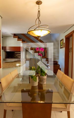 Casa de condomínio à venda com 219m², 3 quartos e 2 vagas Casa de condomínio à venda com 219m², 3 quartos e 2 vagasSala