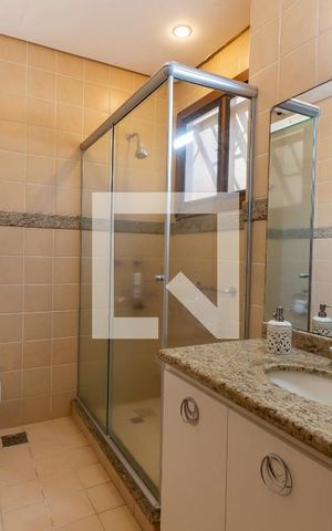Casa de condomínio à venda com 219m², 3 quartos e 2 vagas Casa de condomínio à venda com 219m², 3 quartos e 2 vagasBanheiro Social