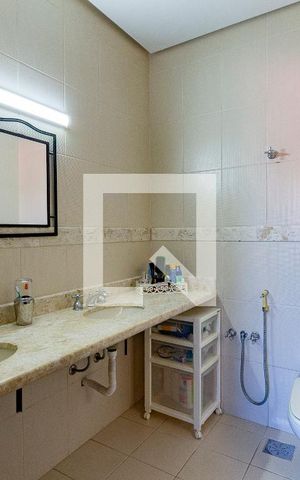 Casa de condomínio à venda com 219m², 3 quartos e 2 vagas Casa de condomínio à venda com 219m², 3 quartos e 2 vagasBanheiro da Suíte