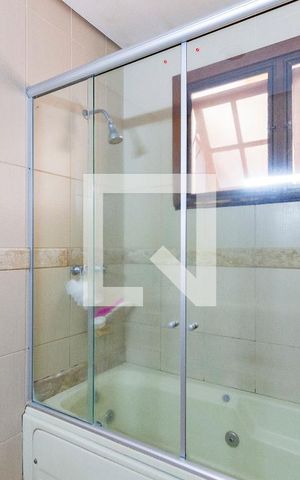 Casa de condomínio à venda com 219m², 3 quartos e 2 vagas Casa de condomínio à venda com 219m², 3 quartos e 2 vagasBanheiro da Suíte