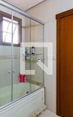 Casa de condomínio à venda com 219m², 3 quartos e 2 vagas Casa de condomínio à venda com 219m², 3 quartos e 2 vagasBanheiro da Suíte