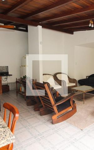 Casa à venda com 230m², 4 quartos e 4 vagas Casa à venda com 230m², 4 quartos e 4 vagasVaranda
