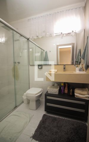 Casa à venda com 230m², 4 quartos e 4 vagas Casa à venda com 230m², 4 quartos e 4 vagasBanheiro da Suíte