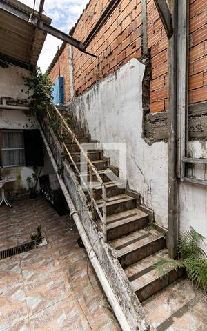 Casa à venda com 300m², 4 quartos e 4 vagas Casa à venda com 300m², 4 quartos e 4 vagasEscada da Casa 2