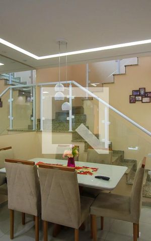 Casa à venda com 144m², 2 quartos e 2 vagas Casa à venda com 144m², 2 quartos e 2 vagasSala
