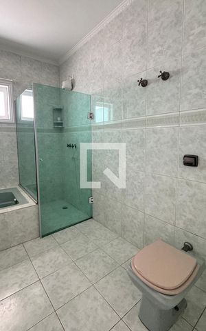 Casa de condomínio à venda com 250m², 4 quartos e sem vaga Casa de condomínio à venda com 250m², 4 quartos e sem vagaBanheiro da Suíte 1