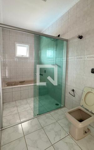 Casa de condomínio à venda com 250m², 4 quartos e sem vaga Casa de condomínio à venda com 250m², 4 quartos e sem vagaBanheiro da Suíte 2