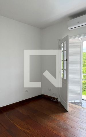Casa de condomínio à venda com 250m², 4 quartos e sem vaga Casa de condomínio à venda com 250m², 4 quartos e sem vagaSuíte 2