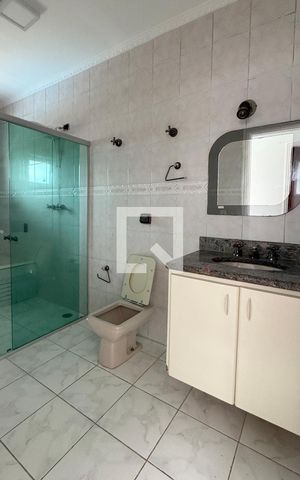 Casa de condomínio à venda com 250m², 4 quartos e sem vaga Casa de condomínio à venda com 250m², 4 quartos e sem vagaBanheiro da Suíte 2