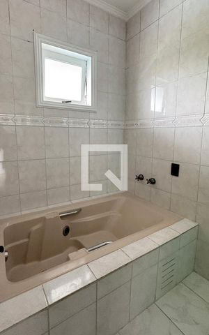 Casa de condomínio à venda com 250m², 4 quartos e sem vaga Casa de condomínio à venda com 250m², 4 quartos e sem vagaBanheiro da Suíte 2