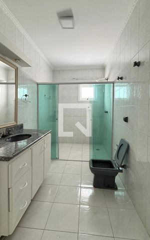 Casa de condomínio à venda com 250m², 4 quartos e sem vaga Casa de condomínio à venda com 250m², 4 quartos e sem vagaBanheiro Social