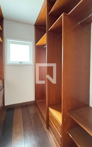 Casa de condomínio à venda com 250m², 4 quartos e sem vaga Casa de condomínio à venda com 250m², 4 quartos e sem vagaCloset da suíte 2