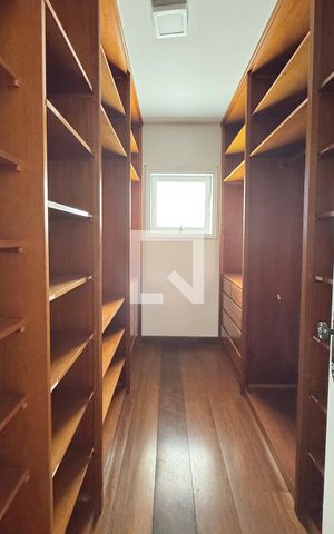 Casa de condomínio à venda com 250m², 4 quartos e sem vaga Casa de condomínio à venda com 250m², 4 quartos e sem vagaCloset da suíte 1