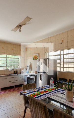 Casa à venda com 250m², 2 quartos e 2 vagas Casa à venda com 250m², 2 quartos e 2 vagasCozinha