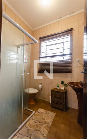 Casa à venda com 250m², 2 quartos e 2 vagas Casa à venda com 250m², 2 quartos e 2 vagasBanheiro