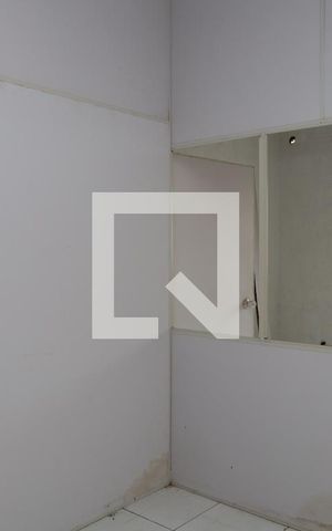 Casa à venda com 186m², 5 quartos e 2 vagasCômodo dividido com divisórias e vidros