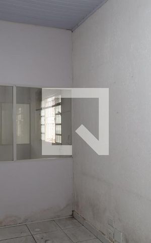 Casa à venda com 186m², 5 quartos e 2 vagasCômodo dividido com divisórias e vidros