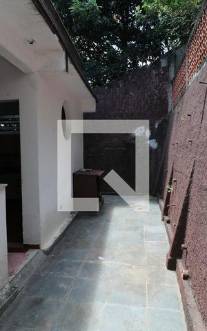 Casa à venda com 295m², 3 quartos e 4 vagasFundos