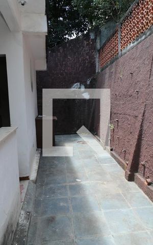 Casa à venda com 295m², 3 quartos e 4 vagasFundos