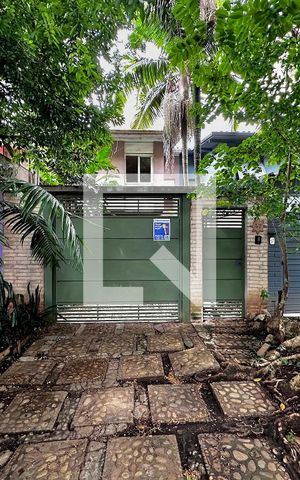 Casa à venda com 90m², 3 quartos e 2 vagas Casa à venda com 90m², 3 quartos e 2 vagasFachada