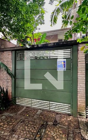 Casa à venda com 90m², 3 quartos e 2 vagas Casa à venda com 90m², 3 quartos e 2 vagasFachada