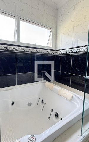 Casa de condomínio à venda com 403m², 4 quartos e 4 vagasBanheiro da Suíte 2