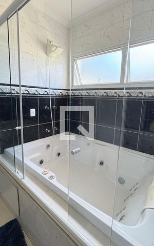 Casa de condomínio à venda com 403m², 4 quartos e 4 vagasBanheiro da Suíte 2