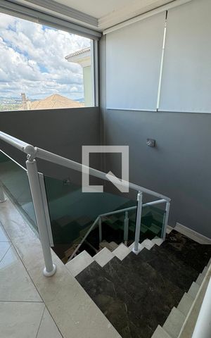 Casa de condomínio à venda com 403m², 4 quartos e 4 vagasEscada