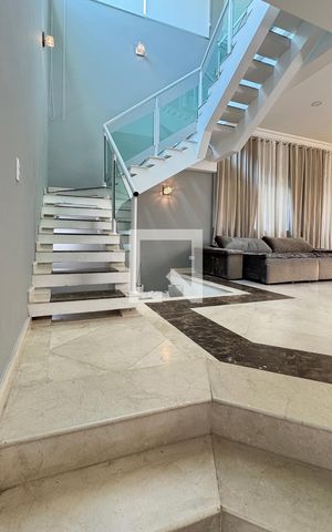 Casa de condomínio à venda com 403m², 4 quartos e 4 vagasEscada
