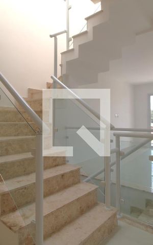 Casa à venda com 100m², 3 quartos e 2 vagasEscada