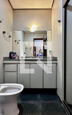 Apartamento à venda com 195m², 4 quartos e 4 vagas Apartamento à venda com 195m², 4 quartos e 4 vagasBanheiro Suíte 2