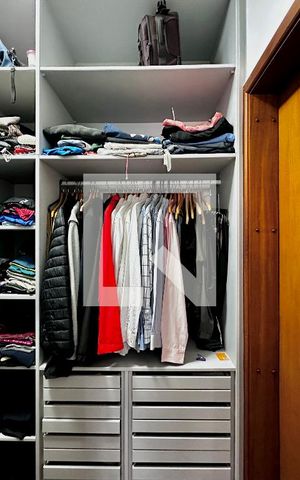 Apartamento à venda com 195m², 4 quartos e 4 vagas Apartamento à venda com 195m², 4 quartos e 4 vagasCloset Suíte 1