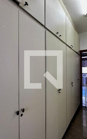 Apartamento à venda com 195m², 4 quartos e 4 vagas Apartamento à venda com 195m², 4 quartos e 4 vagasRoupeiro
