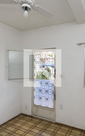 Casa à venda com 200m², 4 quartos e 3 vagas Casa à venda com 200m², 4 quartos e 3 vagasCasa dos fundos - Sala