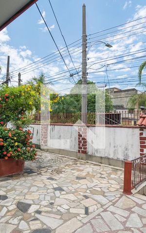 Casa à venda com 200m², 4 quartos e 3 vagas Casa à venda com 200m², 4 quartos e 3 vagasVaranda da Frente