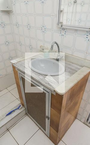Casa à venda com 200m², 4 quartos e 3 vagas Casa à venda com 200m², 4 quartos e 3 vagasCasa dos fundos - Banheiro