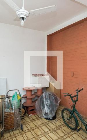 Casa à venda com 200m², 4 quartos e 3 vagas Casa à venda com 200m², 4 quartos e 3 vagasCasa dos fundos - Quarto